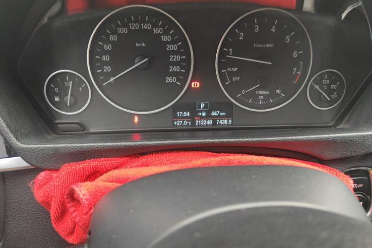 Used BMW 3 Series 2016 316Li Fashion Model Odometer Close Up