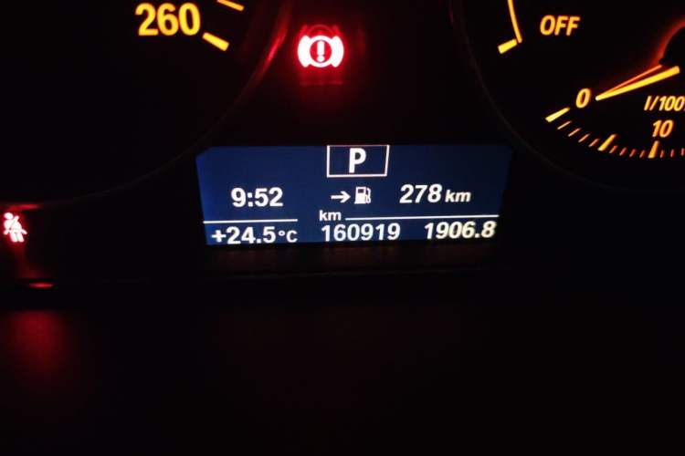 Used BMW 3 Series 2016 320Li Fashion Model Odometer Close Up