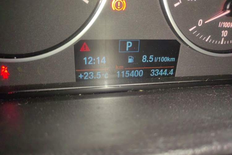 Used BMW 3 Series 2016 320Li Fashion Model Odometer Close Up