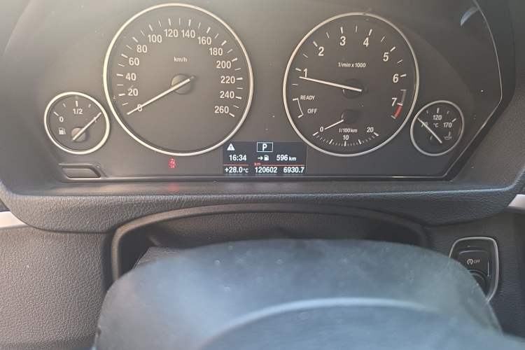 Used BMW 3 Series 2016 320Li Fashion Model Odometer Close Up