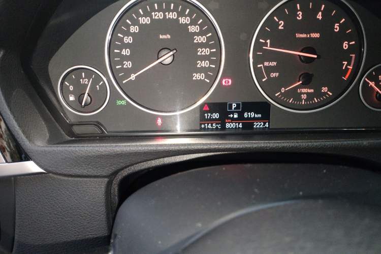 Used BMW 3 Series 2016 316Li Fashion Model Odometer Close Up