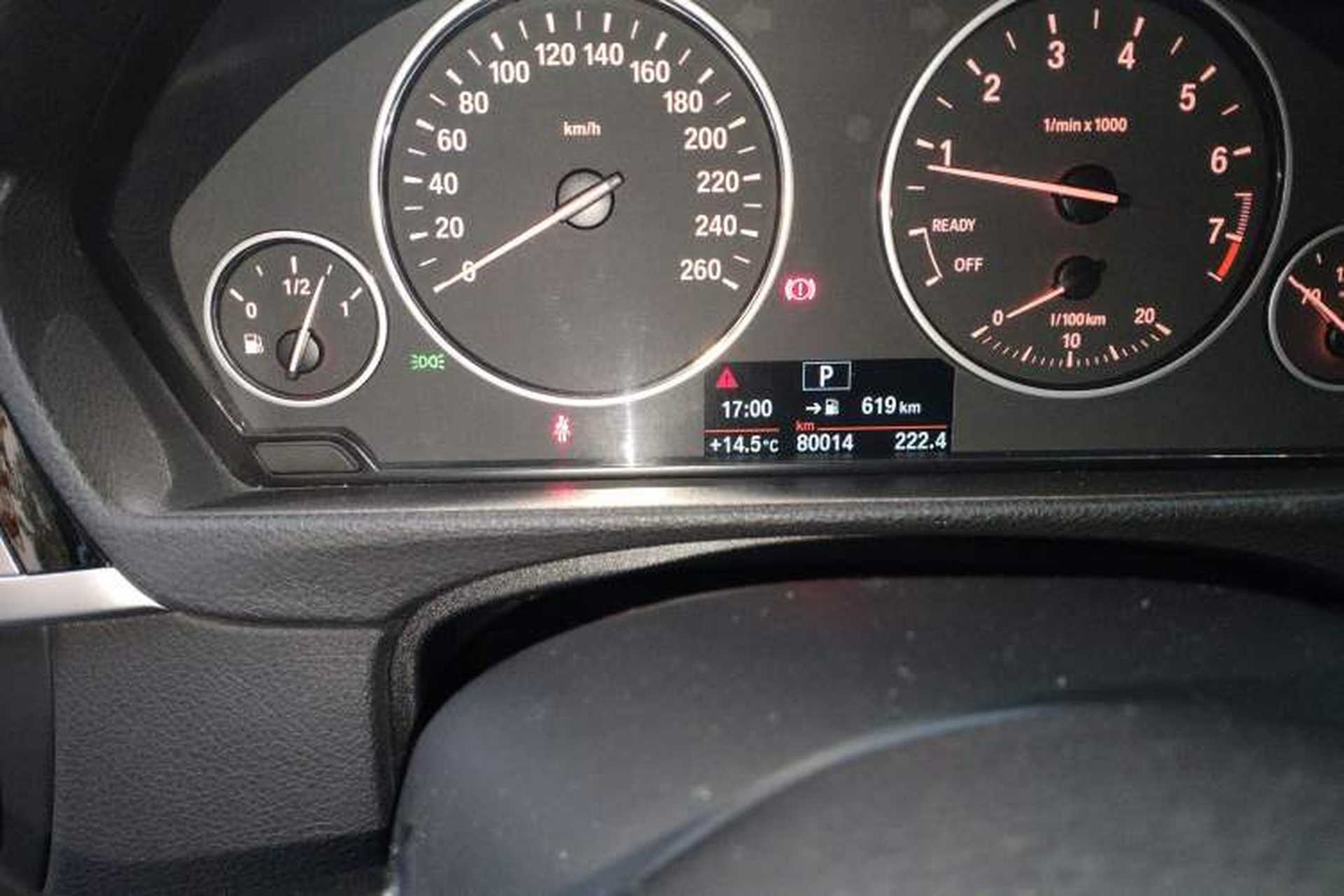 Used BMW 3 Series 2016 316Li Fashion Model Odometer Close Up