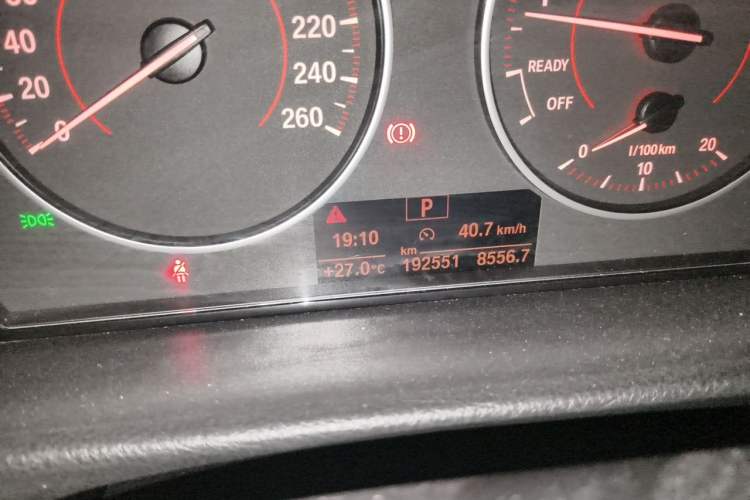Used BMW 3 Series 2016 320Li Fashion Model Odometer Close Up