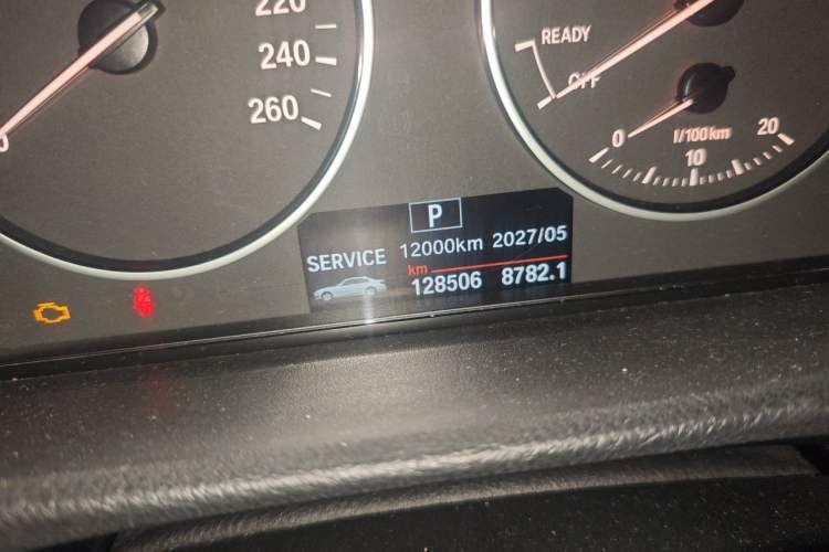 Used BMW 3 Series 2016 316Li Fashion Model Odometer Close Up