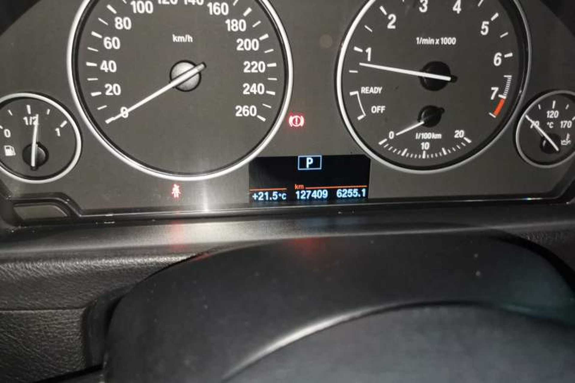 Used BMW 3 Series 2016 316Li Fashion Model Odometer Close Up