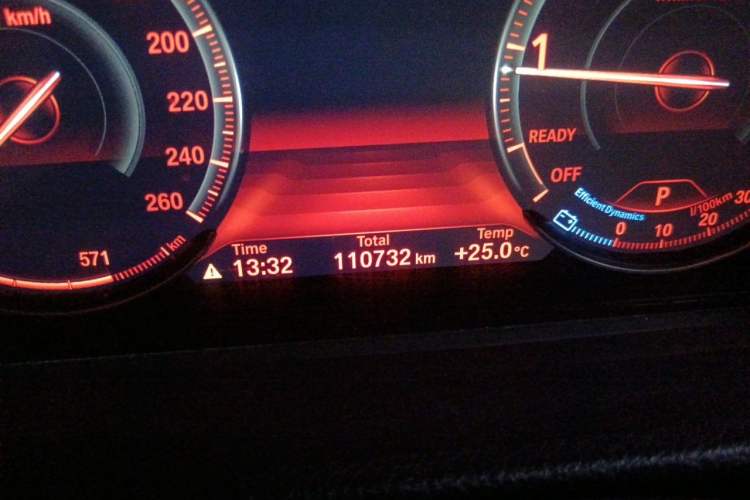 Used BMW 3 Series 2016 320Li Fashion Model Odometer Close Up