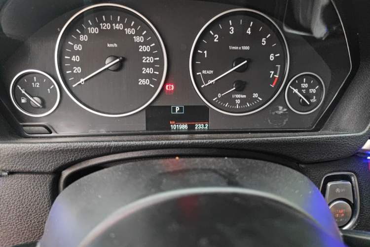 Used BMW 3 Series 2016 320Li Fashion Model Odometer Close Up