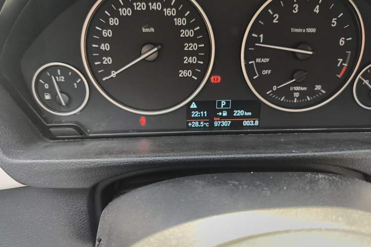 Used BMW 3 Series 2016 320i Fashion Model Odometer Close Up