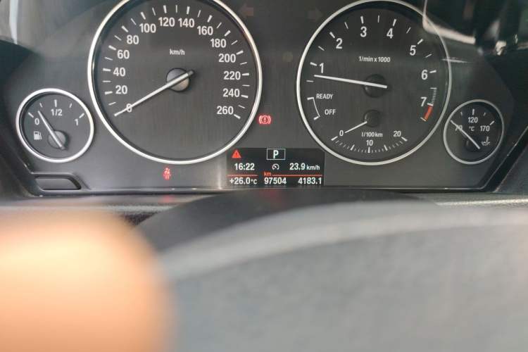 Used BMW 3 Series 2016 320Li Fashion Model Odometer Close Up