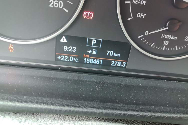 Used BMW 3 Series 2016 316Li Fashion Model Odometer Close Up