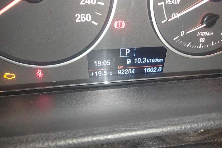 Used BMW 3 Series 2016 320i Fashion Model Odometer Close Up