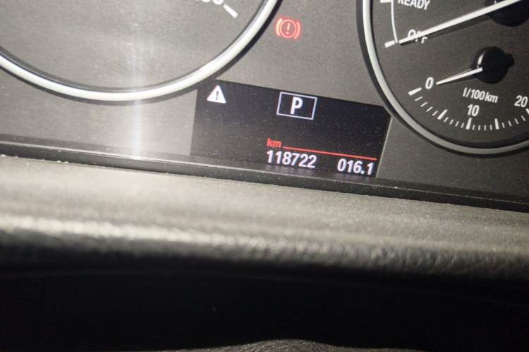 Used BMW 3 Series 2016 320Li Fashion Model Odometer Close Up