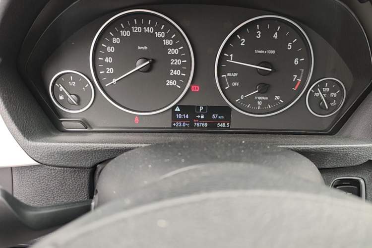 Used BMW 3 Series 2016 320i Fashion Model Odometer Close Up
