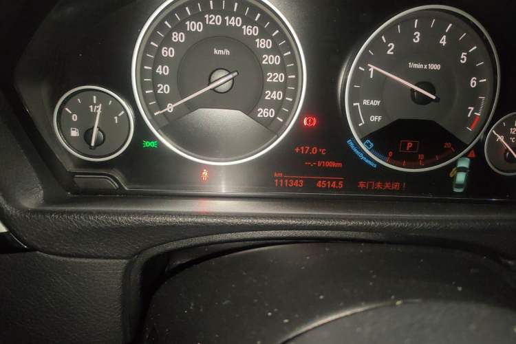Used BMW 3 Series 2016 328Li Fashion Model Odometer Close Up