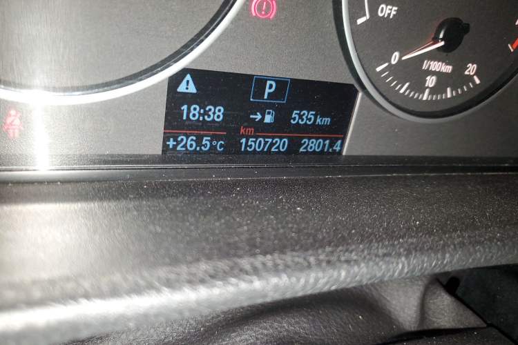 Used BMW 3 Series 2016 316Li Fashion Model Odometer Close Up