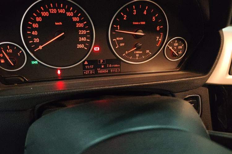 Used BMW 3 Series 2016 320i Fashion Model Odometer Close Up