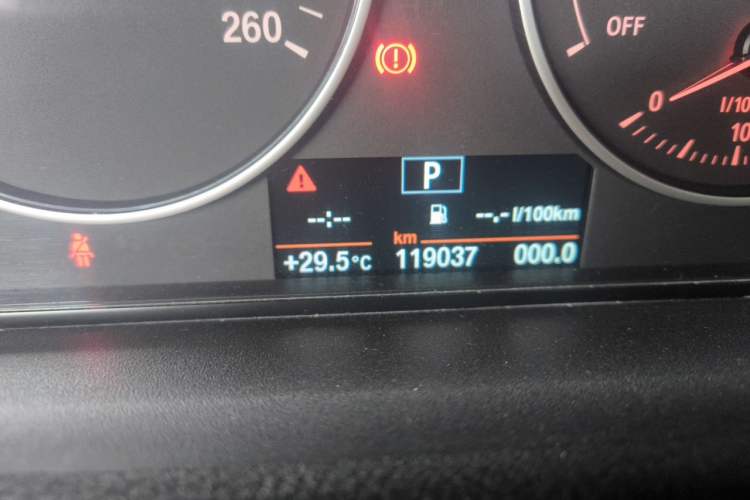 Used BMW 3 Series 2016 320Li Ambition Model Odometer Close Up