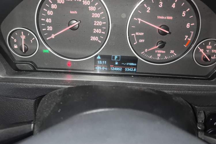 Used BMW 3 Series 2016 320Li Fashion Model Odometer Close Up