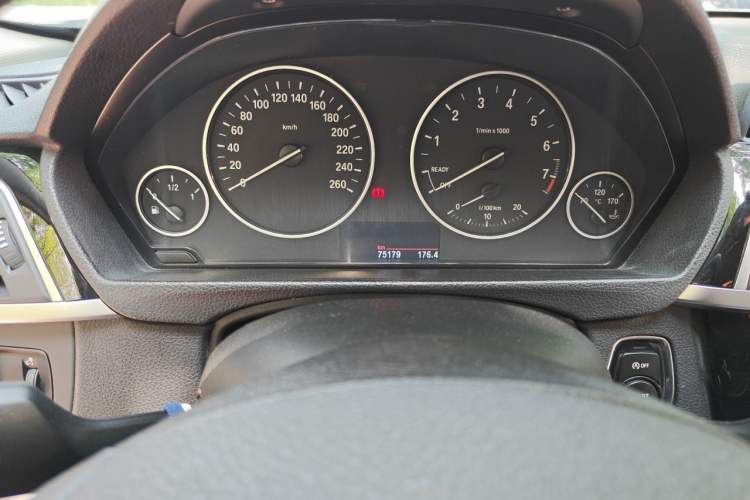 Used BMW 3 Series 2016 320i Fashion Model Odometer Close Up