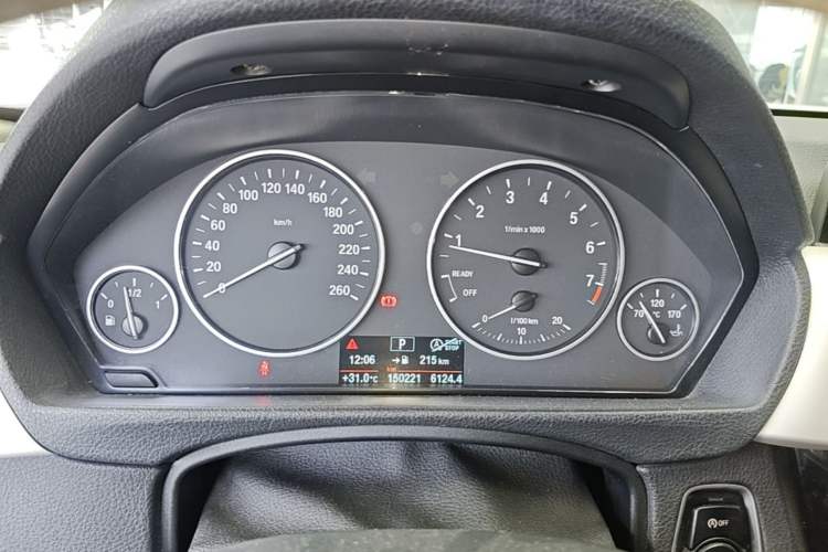 Used BMW 3 Series 2016 320i Fashion Model Odometer Close Up