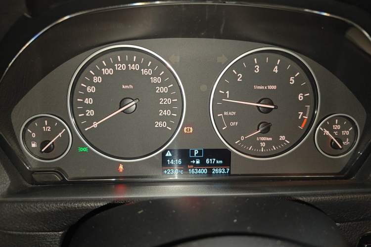 Used BMW 3 Series 2016 320i Fashion Model Odometer Close Up