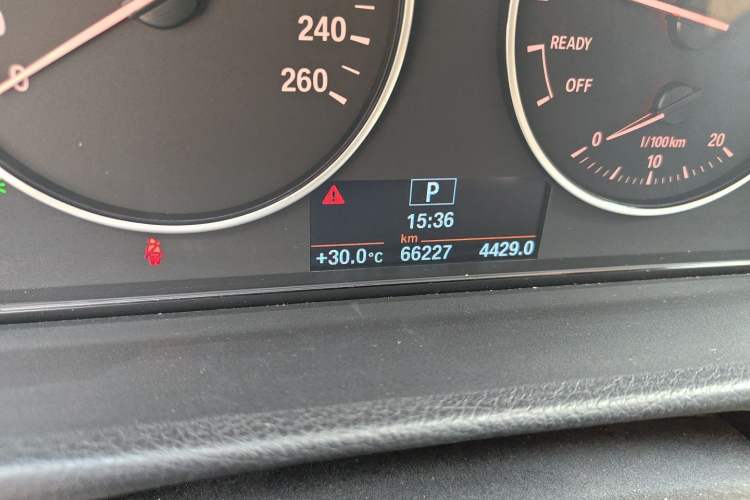 Used BMW 3 Series 2016 320i Fashion Model Odometer Close Up