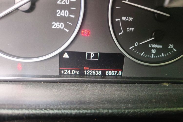 Used BMW 3 Series 2016 320Li Fashion Model Odometer Close Up
