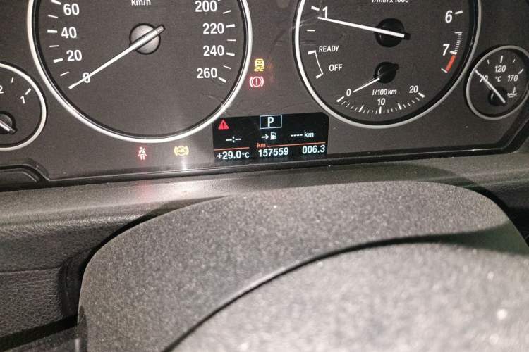 Used BMW 3 Series 2016 320Li Fashion Model Odometer Close Up