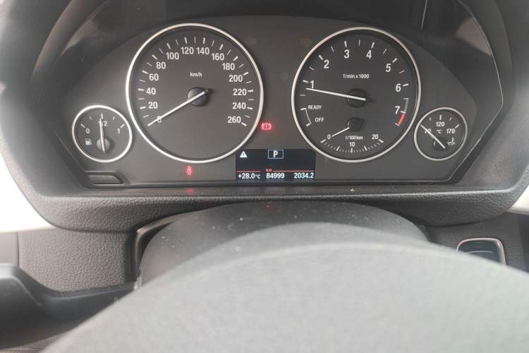 Used BMW 3 Series 2016 320Li Fashion Model Odometer Close Up