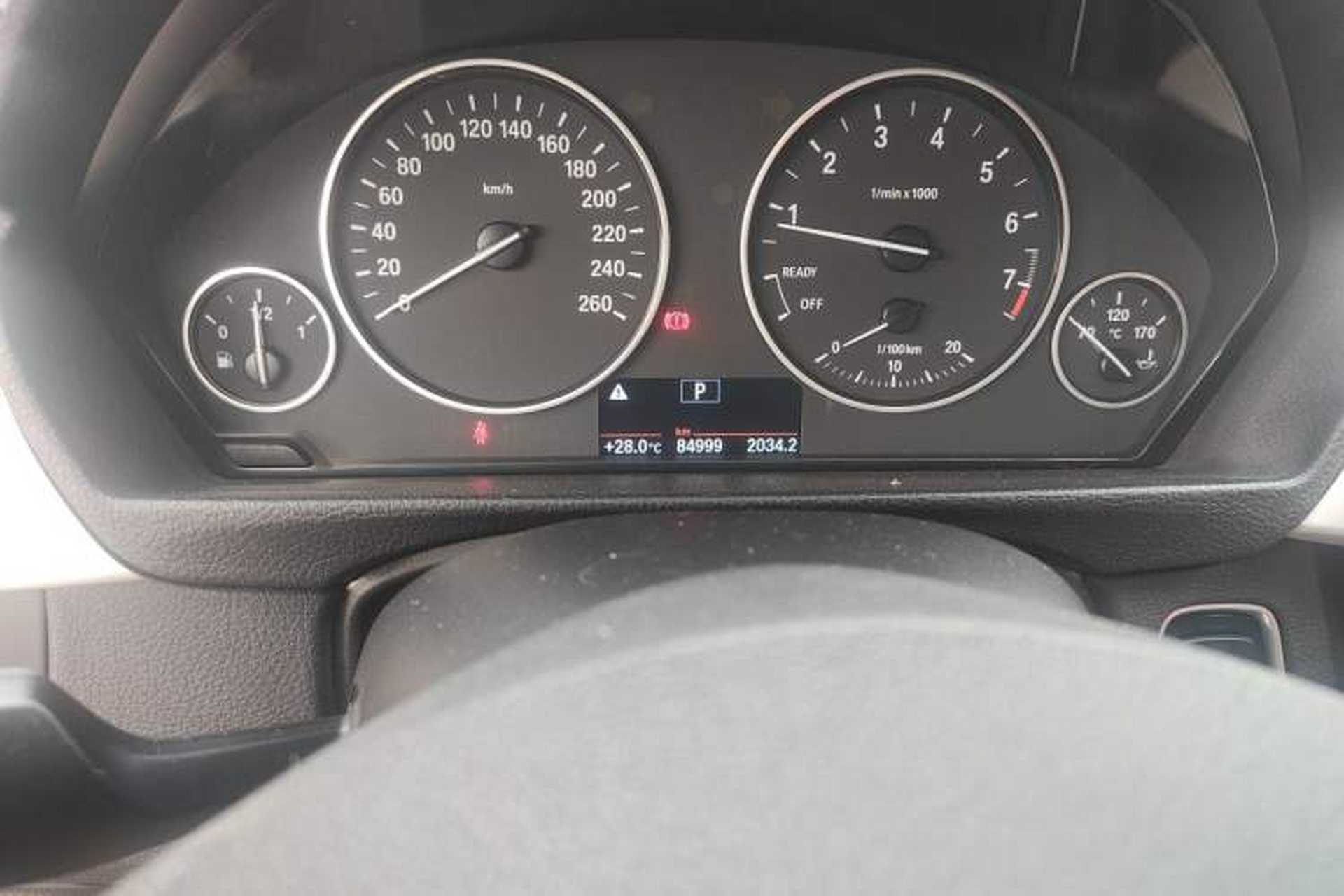 Used BMW 3 Series 2016 320Li Fashion Model Odometer Close Up