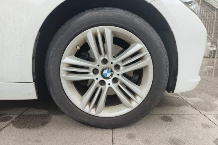 Used BMW 3 Series 2016 320Li Fashion Model Right Front Wheel Hub