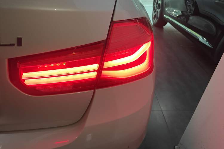 Used BMW 3 Series 2016 320Li Fashion Model Right Rear Taillight