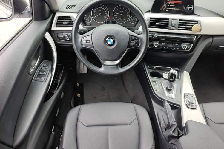 Used BMW 3 Series 2016 320i Fashion Model Steering Wheel