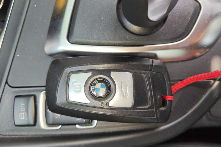 Used BMW 3 Series 2016 320i Fashion Model Vehicle Key
