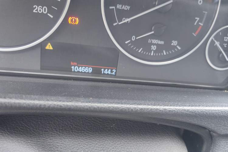 Used BMW 3 Series 2016 320Li Ambition Model Odometer Close Up