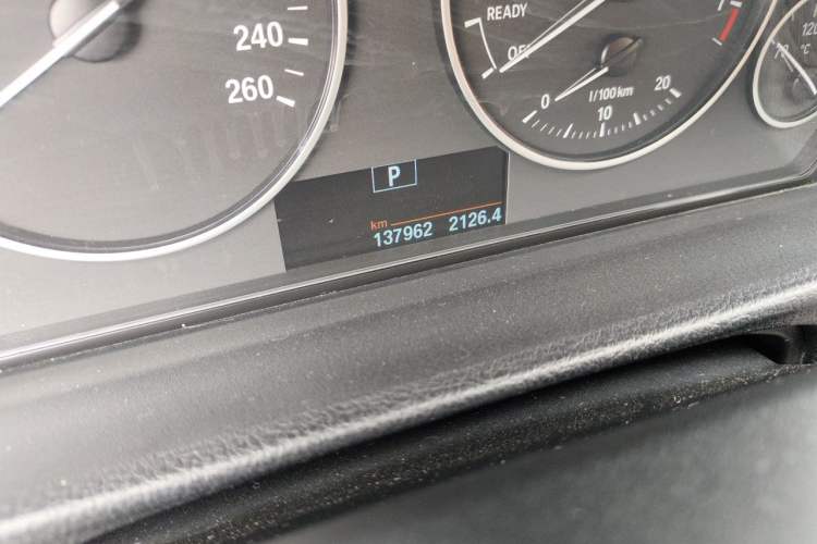 Used BMW 3 Series 2016 320Li Fashion Model Odometer Close Up