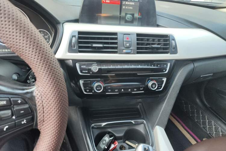 Used BMW 3 Series 2017 318i Fashion Model Audio And AC Panel