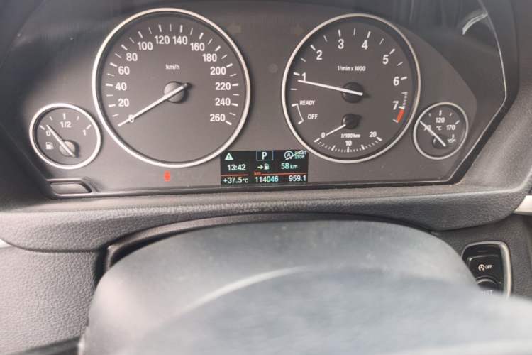 Used BMW 3 Series 2017 320Li Fashion Model Odometer Close Up