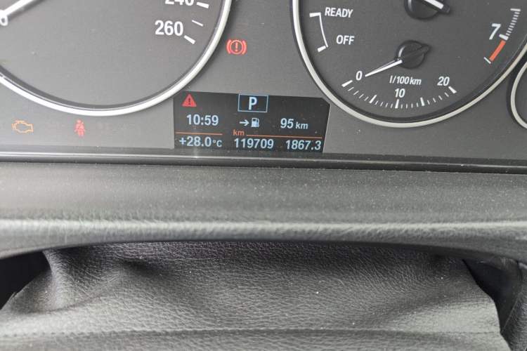 Used BMW 3 Series 2017 318i Fashion Model Odometer Close Up