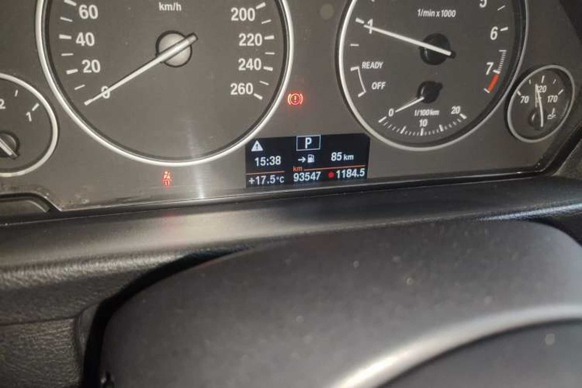 Used BMW 3 Series 2017 320Li Fashion Model Odometer Close Up