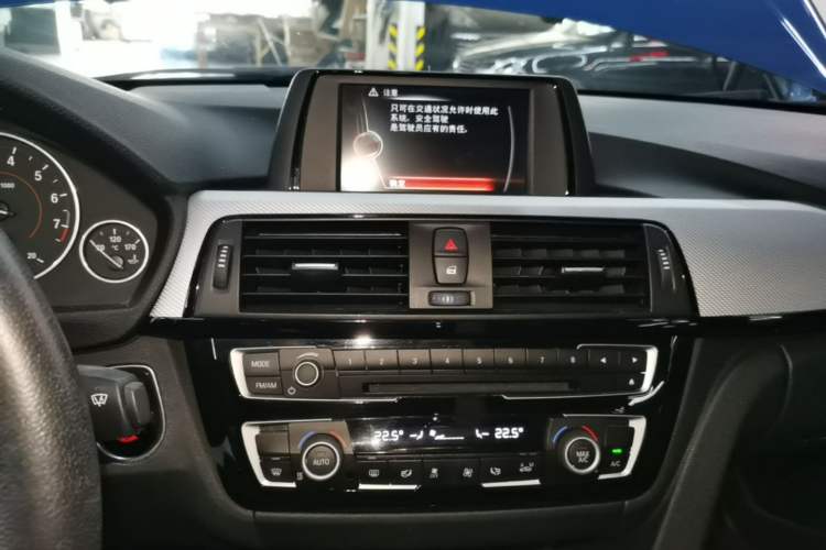 Used BMW 3 Series 2017 320i M Sport Audio And AC Panel