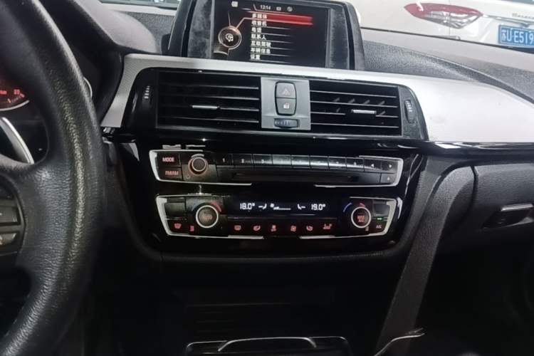 Used BMW 3 Series 2017 320i M Sport Audio And AC Panel