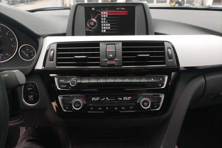 Used BMW 3 Series 2017 320i M Sport Audio And AC Panel