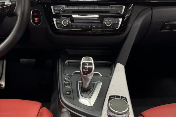 Used BMW 3 Series 2017 330i M Sport Edition Audio And AC Panel