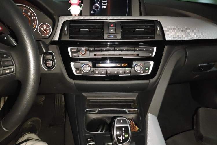 Used BMW 3 Series 2017 320i M Sport Audio And AC Panel
