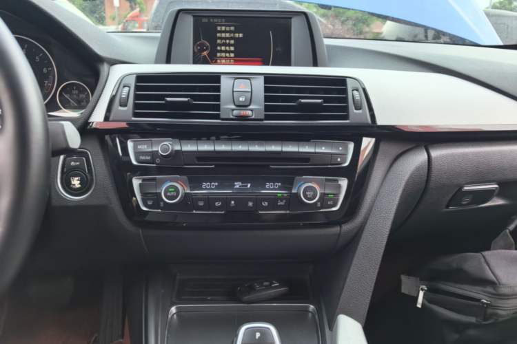 Used BMW 3 Series 2017 320i M Sport Audio And AC Panel
