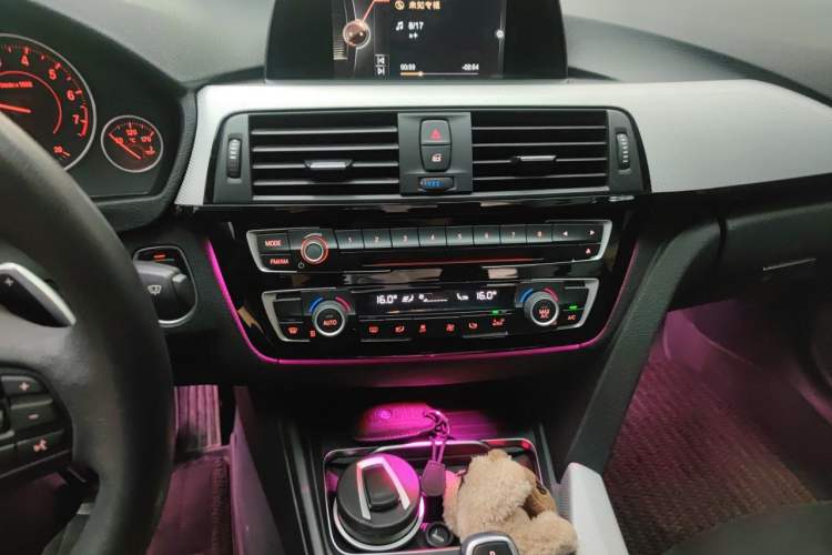 Used BMW 3 Series 2017 320i M Sport Audio And AC Panel