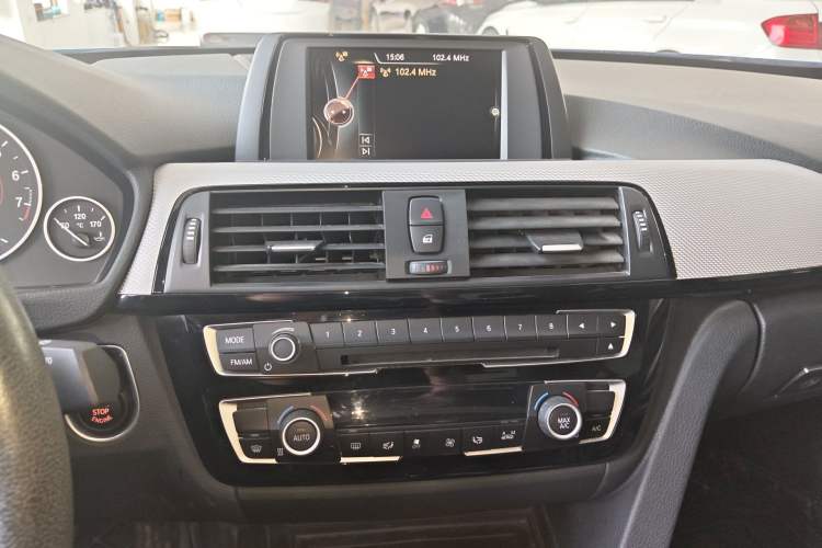 Used BMW 3 Series 2017 320i M Sport Audio And AC Panel
