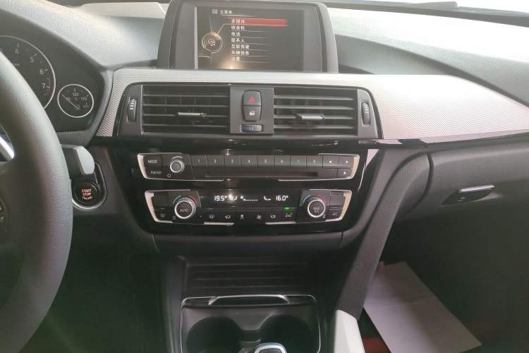 Used BMW 3 Series 2017 320i M Sport Audio And AC Panel