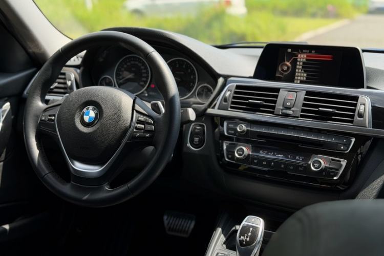 Used BMW 3 Series 2017 320Li M Sport Edition Audio And AC Panel